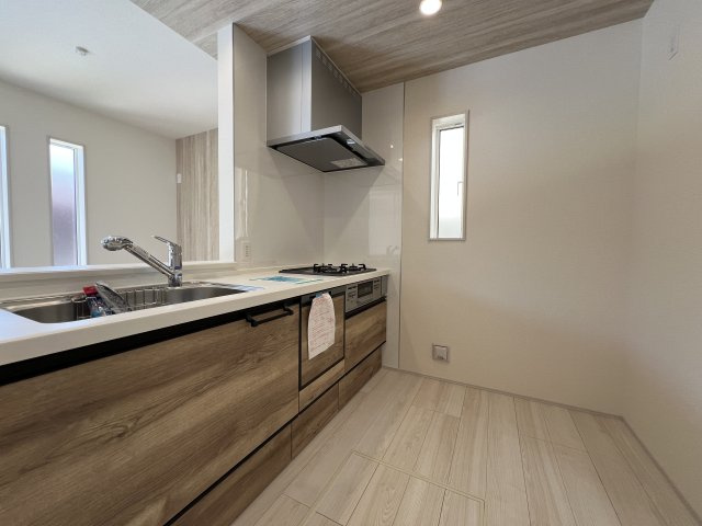 昭島市緑町3丁目　新築戸建全2棟のキッチン|料理をしながらでもご家族との会話を楽しめる対面キッチン