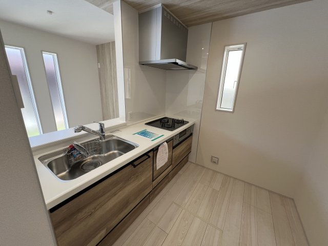 昭島市緑町3丁目　新築戸建全2棟のキッチン|キッチンスペースは家族並んで料理してもゆとりのある広さです。