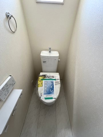 昭島市緑町3丁目　新築戸建全2棟のトイレ|2階温水シャワートイレ