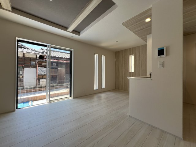 昭島市緑町3丁目　新築戸建全2棟の居間・リビング|開放感溢れる折上天井のLDK