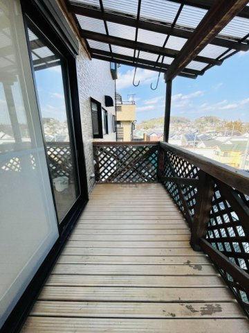 あきる野市平沢　中古戸建のバルコニー|LDKの外にはウッドデッキがあります♪