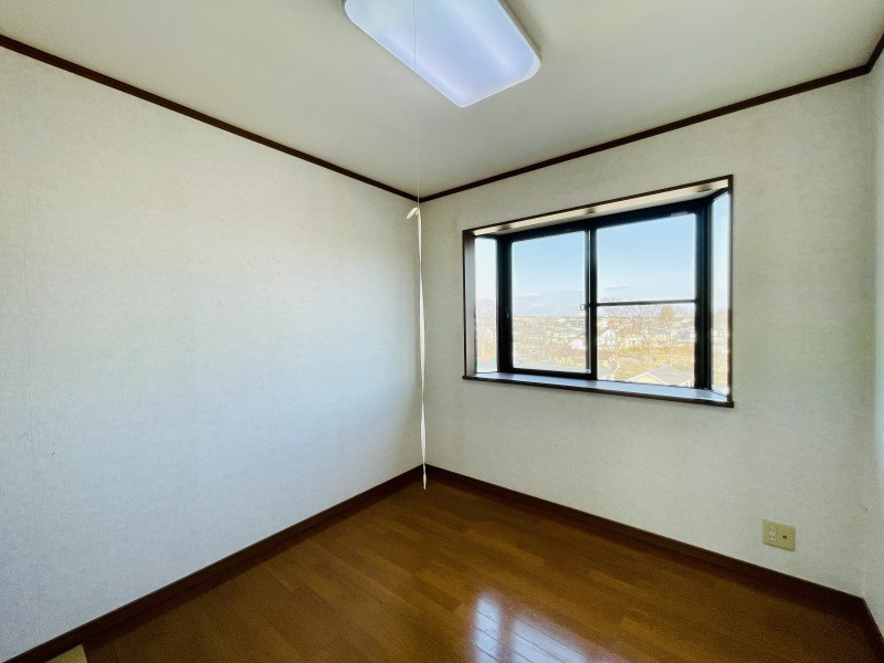 あきる野市平沢　中古戸建の洋室|2階洋室