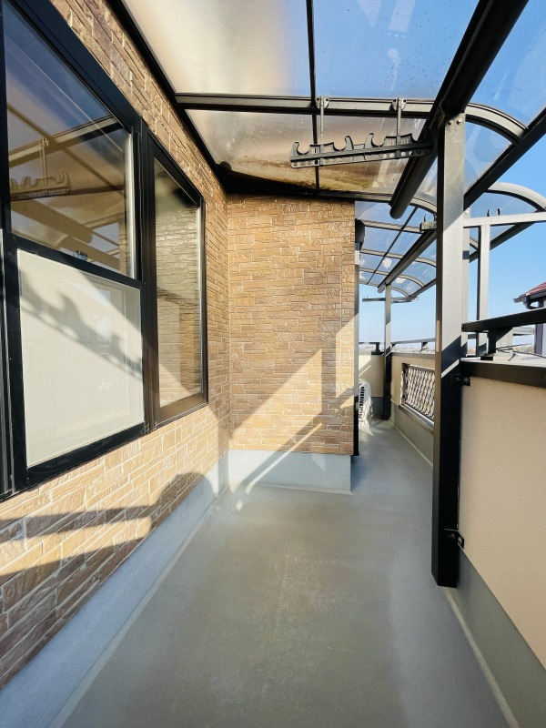 あきる野市平沢　中古戸建のバルコニー|屋根も付いていてお洗濯も安心！