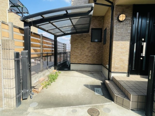 あきる野市平沢　中古戸建の駐車場|車は2台駐車可能(車種による)