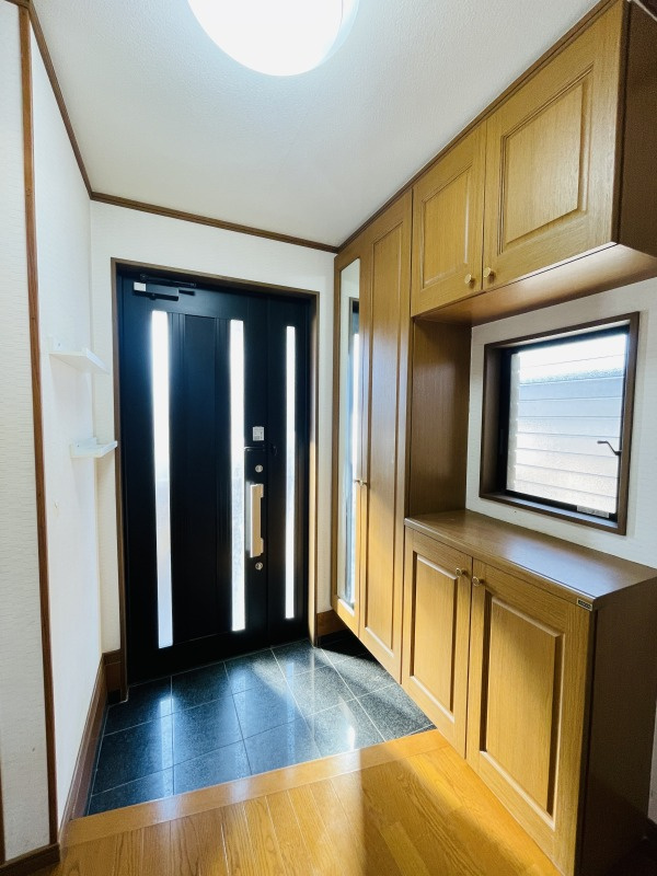 あきる野市平沢　中古戸建の玄関|玄関には大きなシューズボックス付！