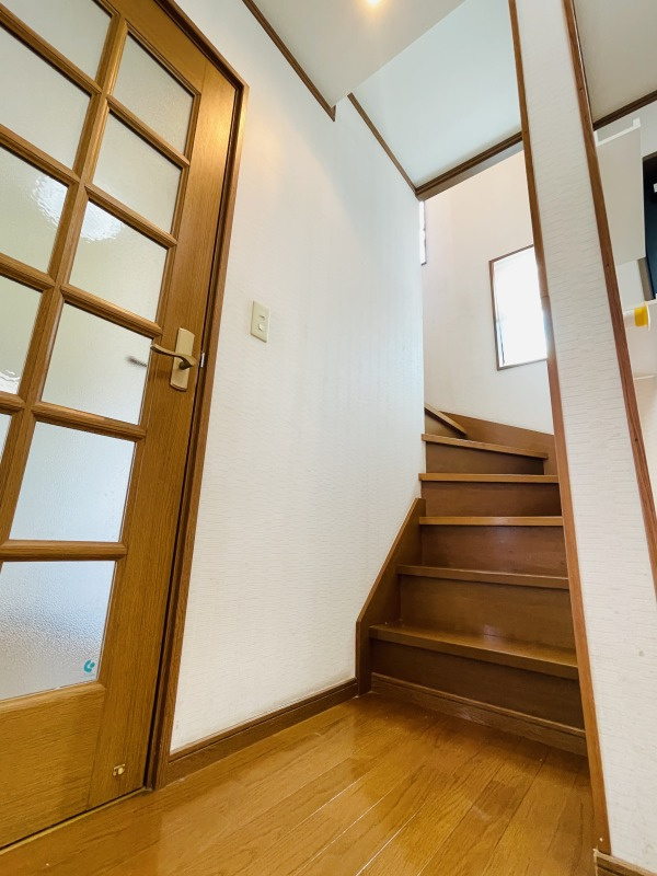あきる野市平沢　中古戸建の内装|階段