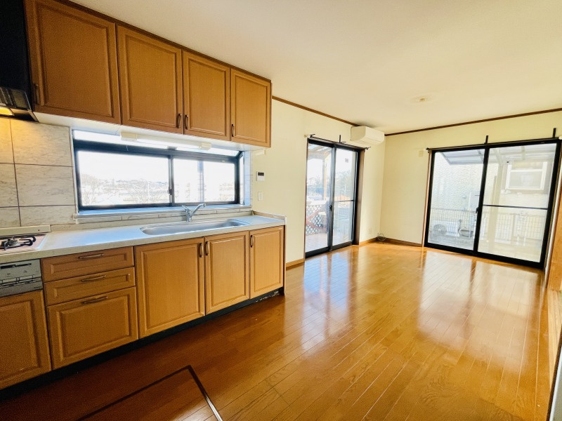 あきる野市平沢　中古戸建の居間・リビング|眺望も見渡せるLDKになります！