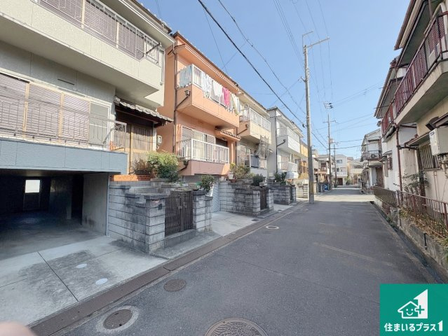 枚方市大峰元町　中古一戸建ての前面道路含む現地写真|周辺は閑静な住宅街！前面道路広々で車の出し入れも便利です。駐車が苦手な方でも安心して車庫入れできます！