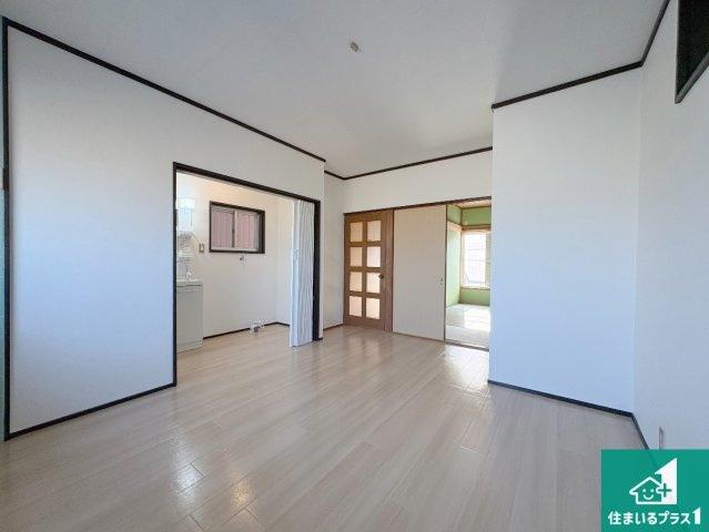 枚方市大峰元町　中古一戸建ての居間・リビング|日当たり良好の明るいリビングで朝の目覚めもスッキリできそう！