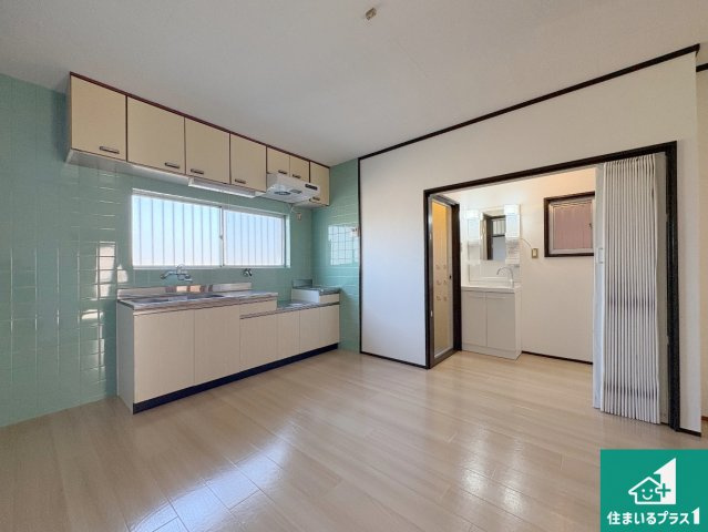 枚方市大峰元町　中古一戸建ての居間・リビング|日当たり良好の明るいリビングで朝の目覚めもスッキリできそう！
