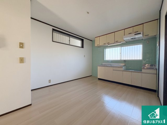 枚方市大峰元町　中古一戸建ての居間・リビング|シンプルなリビングは、観葉植物等のインテリアを楽しめますね！パパ好みにも、ママ好みにも家具次第で雰囲気を変えることができます！