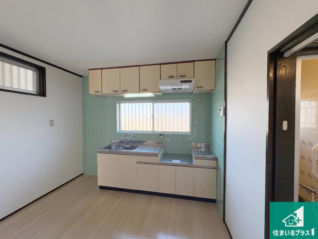 枚方市大峰元町　中古一戸建てのその他|リビングと統一感があり、使い勝手のいいキッチン。広々としているので、二人並んで作業が出来ちゃいます。お子様と一緒に色々なお料理に挑戦できるスペースがあります。