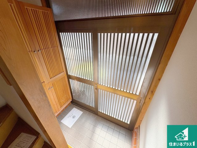枚方市大峰元町　中古一戸建ての玄関|シューズボックスにはたくさんの靴が収納できるので玄関周りはいつもスッキリ！ご家族が増えても安心！