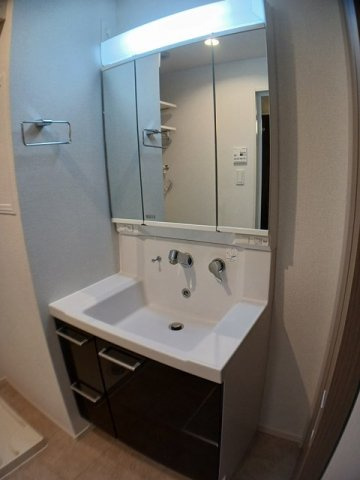菊池郡菊陽町大字久保田の賃貸マンションの洗面所|忙しい朝には欠かせない洗面所です