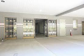 エクレール南越谷のエントランス|建物の“顔”として、住まいの印象を決める場所。マンションのエントランスが、毎日の出入りを心地よく演出します