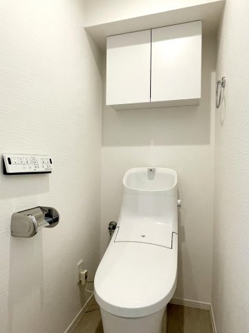 エクレール南越谷のトイレ|※施工例　トイレは新規交換済みで気持ちよくお使いいただけます。トイレットペーパー等の収納に便利な収納棚も完備