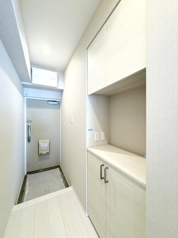 エクレール南越谷の玄関|※施工例　住まいの第一印象を決める玄関はいつもキレイにしておきたいもの。ご家族の靴類などをすっきり整理できる収納スペースを確保しております