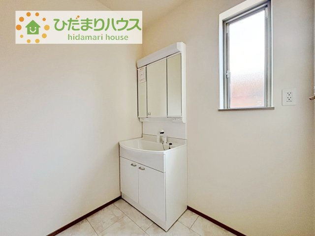 【独立洗面台】 | 牛久市神谷2丁目23番　新築戸建 | 三面鏡の大きな鏡は憧れます(^^♪
鏡の後ろは収納となっていて、細かいものでも収納できるのでスッキリと整理できます！