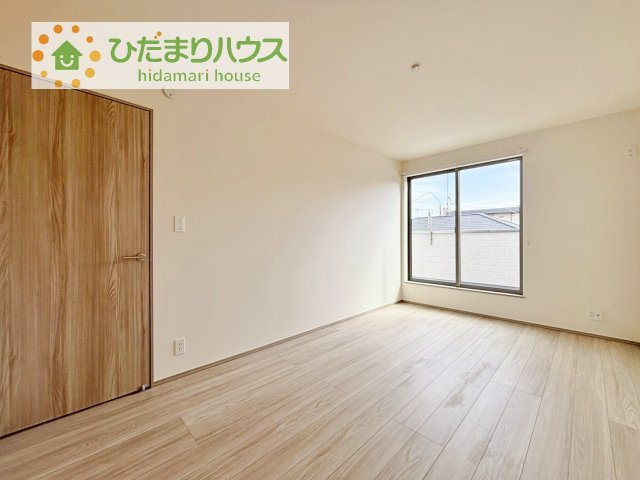 【寝室】 | 牛久市神谷2丁目23番　新築戸建 | 広めの主寝室は、ベッドの他にもパソコンデスクやドレッサーなども置けちゃいます(*^-^*)