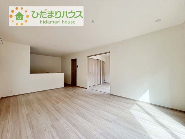 【居間・リビング】 | 牛久市神谷2丁目23番　新築戸建 | リビングの大きな窓からは、暖かな日の光が降り注ぎます・・・