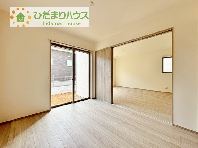 【洋室】 | 牛久市神谷2丁目23番　新築戸建 | 扉を閉じれば来客用のお部屋として！開いて広い空間を作れば、お子様の遊び部屋として使えます！