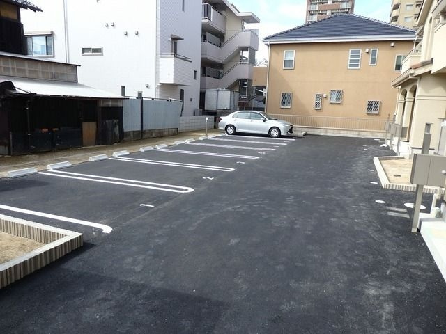ベルソレイユ春岡Ｂ棟のエントランス