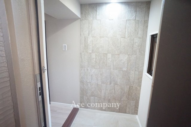 【玄関】 | ファミールハイツ八尾B棟 | 玄関ポーチ付き☆窓付きです☆