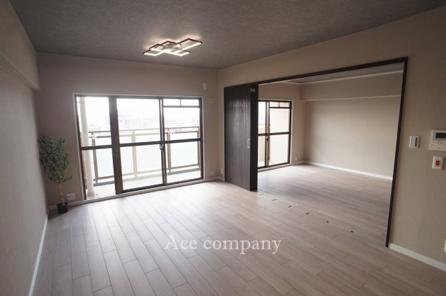 【居間・リビング】 | ファミールハイツ八尾B棟 | 【LDK：約14.5帖】続き間の洋室を開放してリビングの拡張ができます♪