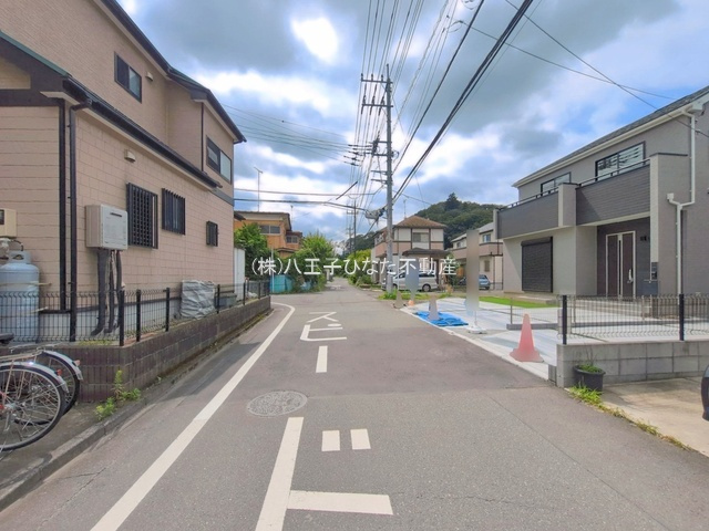 『八王子市新築戸建て』八王子市西寺方町1123-1【仲介手数料無料】の前面道路含む現地写真|～仲介手数料無料☆八王子ひなた不動産～八王子市西寺方町　新築戸建て