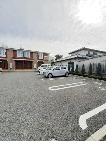 ヴィラ　ブリッサの駐車場|車をお持ちの方に嬉しい駐車場付きの物件です