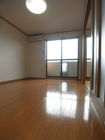 コーポ光の森の居間・リビング|使いやすい居間です