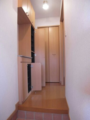 サンヒルズ弐番館の玄関|シンプルで使いやすい玄関です