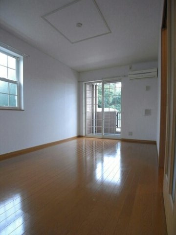 サンヒルズ弐番館の居間・リビング|使いやすい居間です