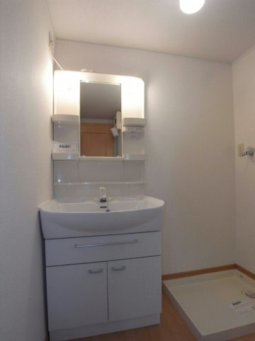 サンヒルズ弐番館の洗面所|ゆったりとスペースのある洗面所