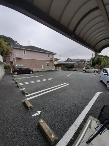 熊本市中央区黒髪６丁目のアパートの駐車場|駐車場があるので、車を買う予定の方も安心です
