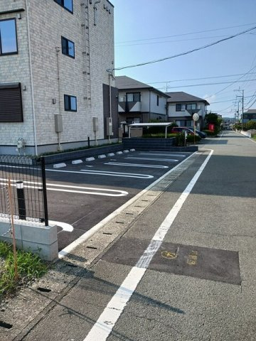 菊池郡菊陽町大字原水のアパートの駐車場|駐車場に車を止められます