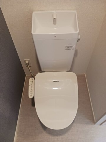 菊池郡菊陽町大字原水のアパートのトイレ|落ち着いたトイレです