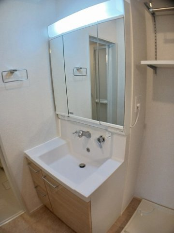 シャインエクセレントの洗面所|明るい洗面所です