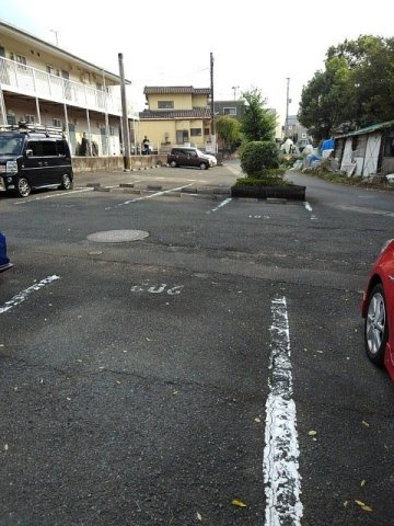 クレセントハイツの駐車場|車をお持ちの方に嬉しい駐車場付きの物件です