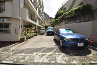 【駐車場】 | マンションの駐車場スペース。空きの有無や駐車料金、サイズ規定などについては、改めてお問い合わせください。～即日のご見学可能～　お問合せはお気軽にどうぞ。

