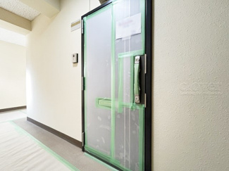 【その他共用部分】 | 皆様をお迎えする、お部屋の玄関ドア。開けやすさや開放角度、ドアノブの操作しやすさや鍵の形状などを、現地で一度ご確認ください。～即日のご見学可能～　お問合せはお気軽にどうぞ。