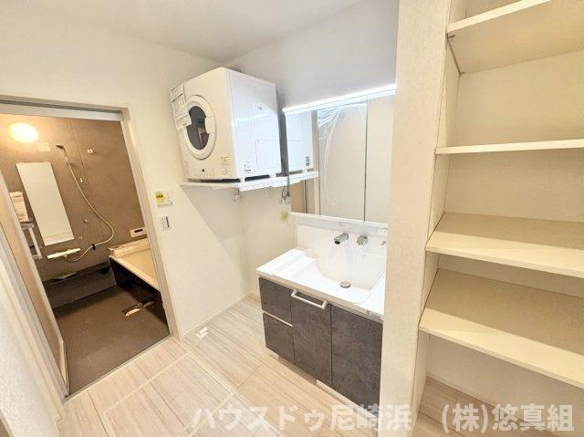 新築戸建　川西市緑台3丁目　のランドリースペース|ガス衣類乾燥機「乾太くん」設置済。洗濯物が1時間以内で乾き外干しでも除去できない匂いを取り除きます。