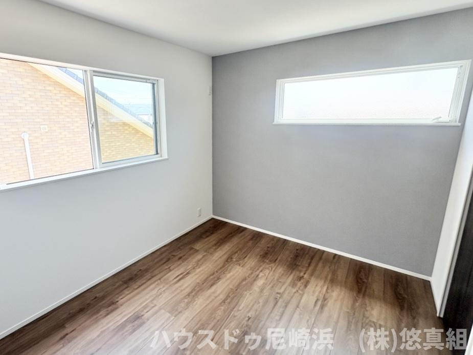 新築戸建　川西市緑台3丁目　の洋室|2F北側洋室　5.25帖　二面採光（北・西側）で採光・風通し良好です。クローゼット収納完備♪