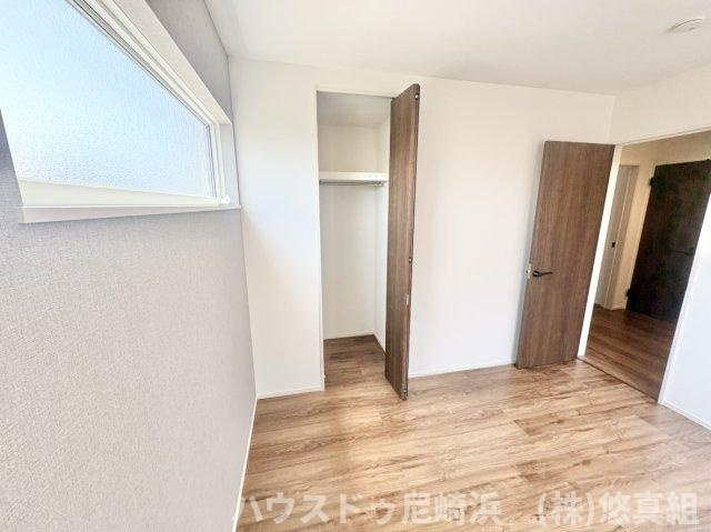 新築戸建　川西市緑台3丁目　の洋室|2F南側洋室　5.25帖　クローゼット収納完備♪