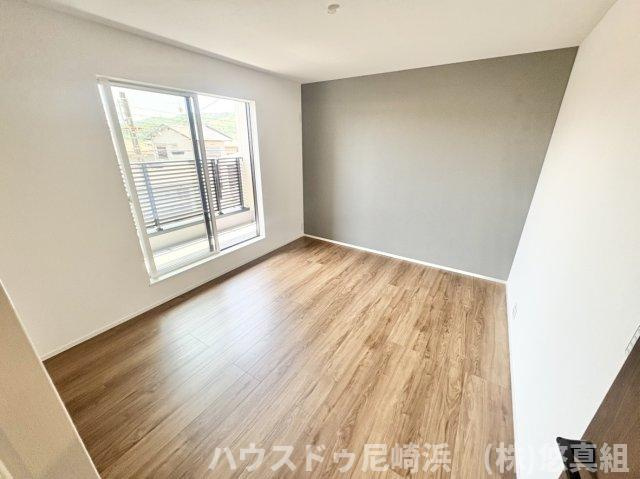 新築戸建　川西市緑台3丁目　の寝室|2F寝室　7帖　南向きバルコニーに面し、陽当り良好です。クローゼット収納完備♪