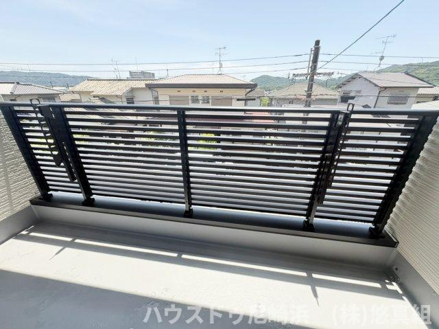 新築戸建　川西市緑台3丁目　のバルコニー|寝室から出られます。南向きで家族分の洗濯物がすぐ乾きます♪