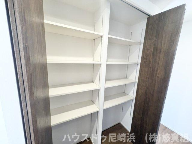 新築戸建　川西市緑台3丁目　の収納|1F廊下収納　玄関周りに収納が豊富にある為、荷物が多い大家族でも収納場所に困りません！