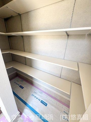 新築戸建　川西市緑台3丁目　の収納|玄関にあるシューズインクローゼットは可動式（4段）で、アウトドア用品やベビーカーなども収納可能！