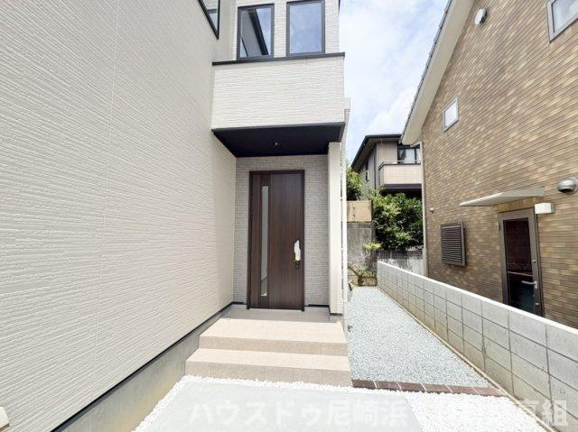 新築戸建　川西市緑台3丁目　のエントランス|道路からの視線を遮る奥まった玄関。階段アプローチが不審者の侵入を防ぎ、家族のプライバシーを守ります。