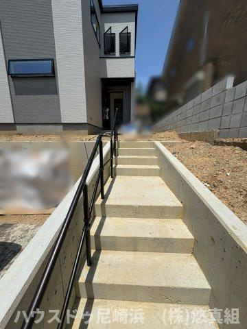 新築戸建　川西市緑台3丁目　のエントランス|玄関まで続く階段アプローチが、ゆとりある暮らしを演出♪手すり付きでお子様やご年配の方も安心です。